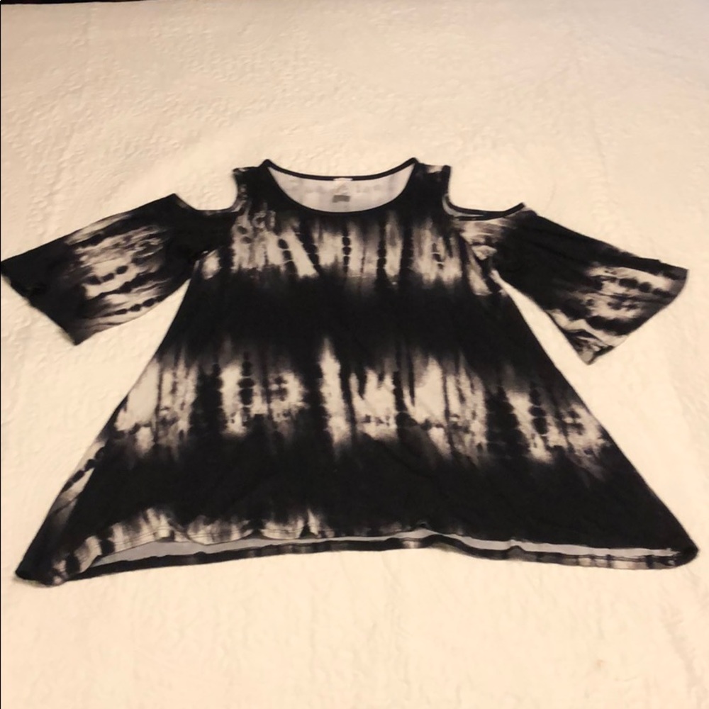 Sz S Black and white cold shoulder tunic top